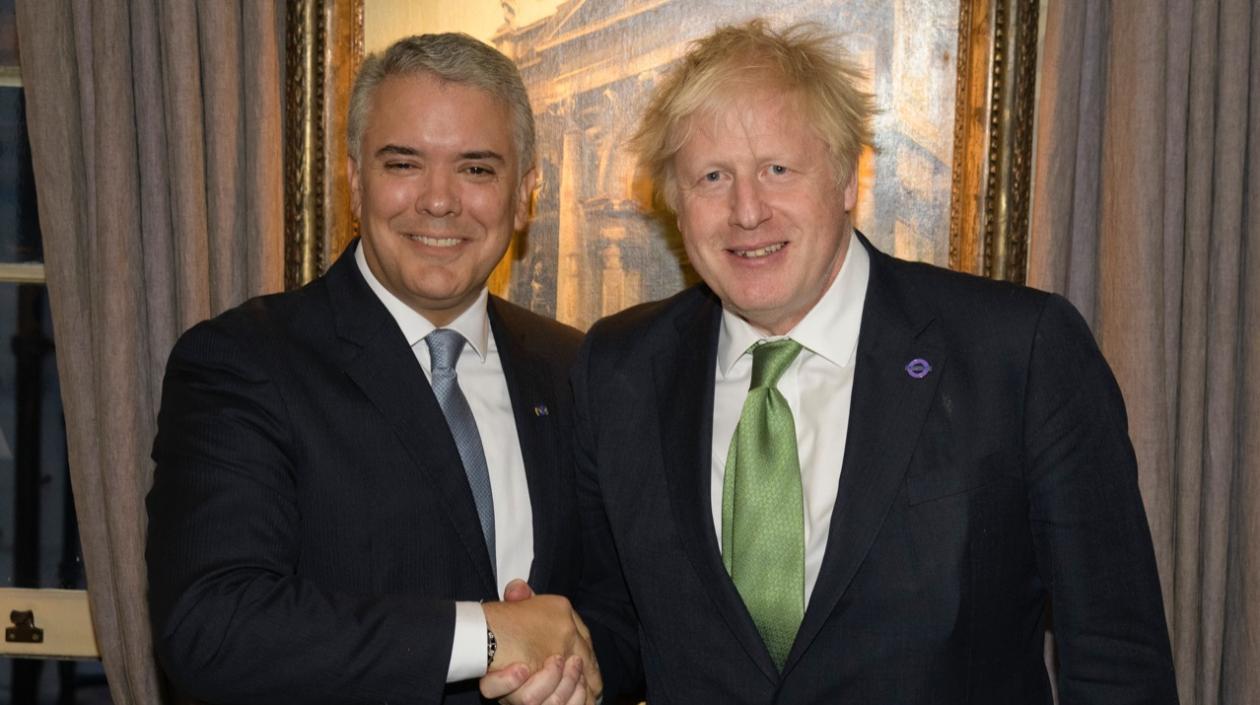 Presidente Iván Duque saluda al Primer Ministro Boris Johnson.