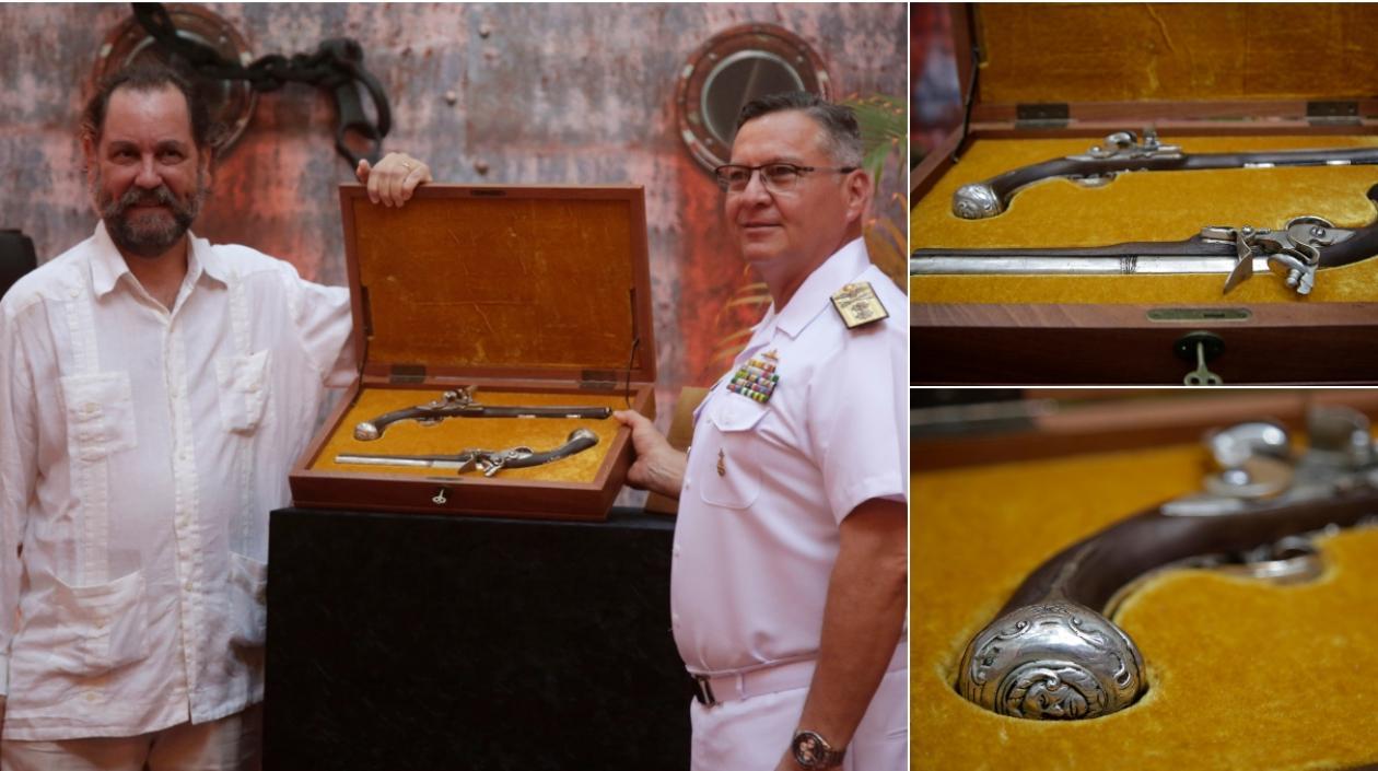 Ramón Pérez Maura (i), entrega al director del Museo Naval del Caribe, el contralmirante Javier Jaimes una réplica de dos pistolas que pertenecieron al almirante español Blas de Lezo.