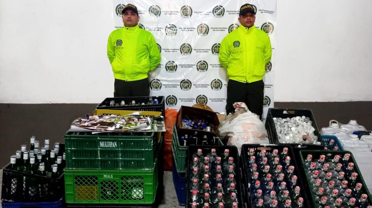 Botellas y otros elementos hallados por la Policía en la fábrica clandestina. 