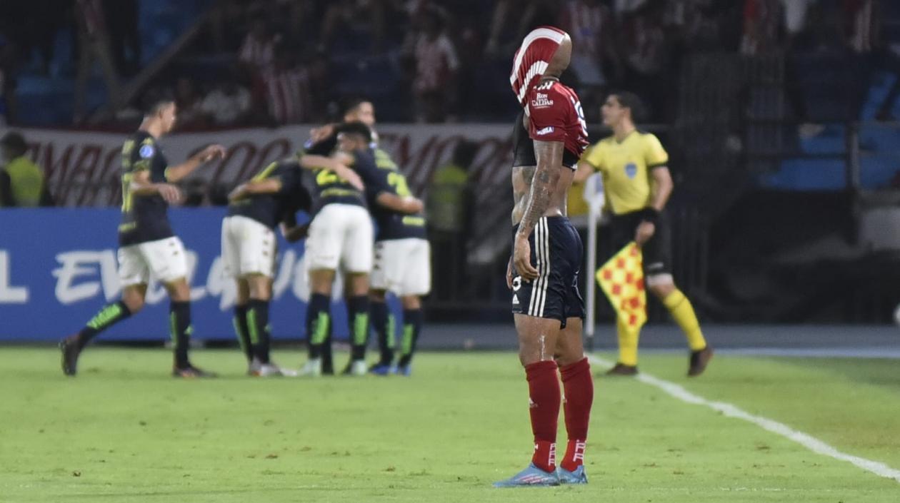 La cara de la derrota y eliminación juniorista en Copa Sudamericana.