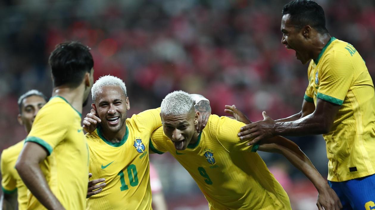 Neymar celebra con sus compañeros. 