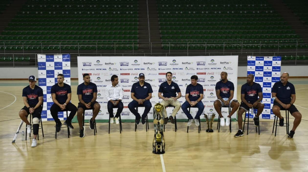 Jugadores y técnicos de Titanes con el trofeo.