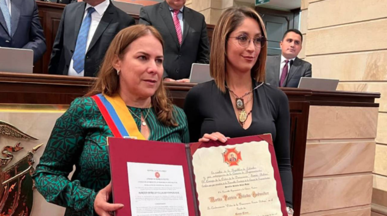 La representante Martha Villalba (izquierda), en la reciente condecoración.