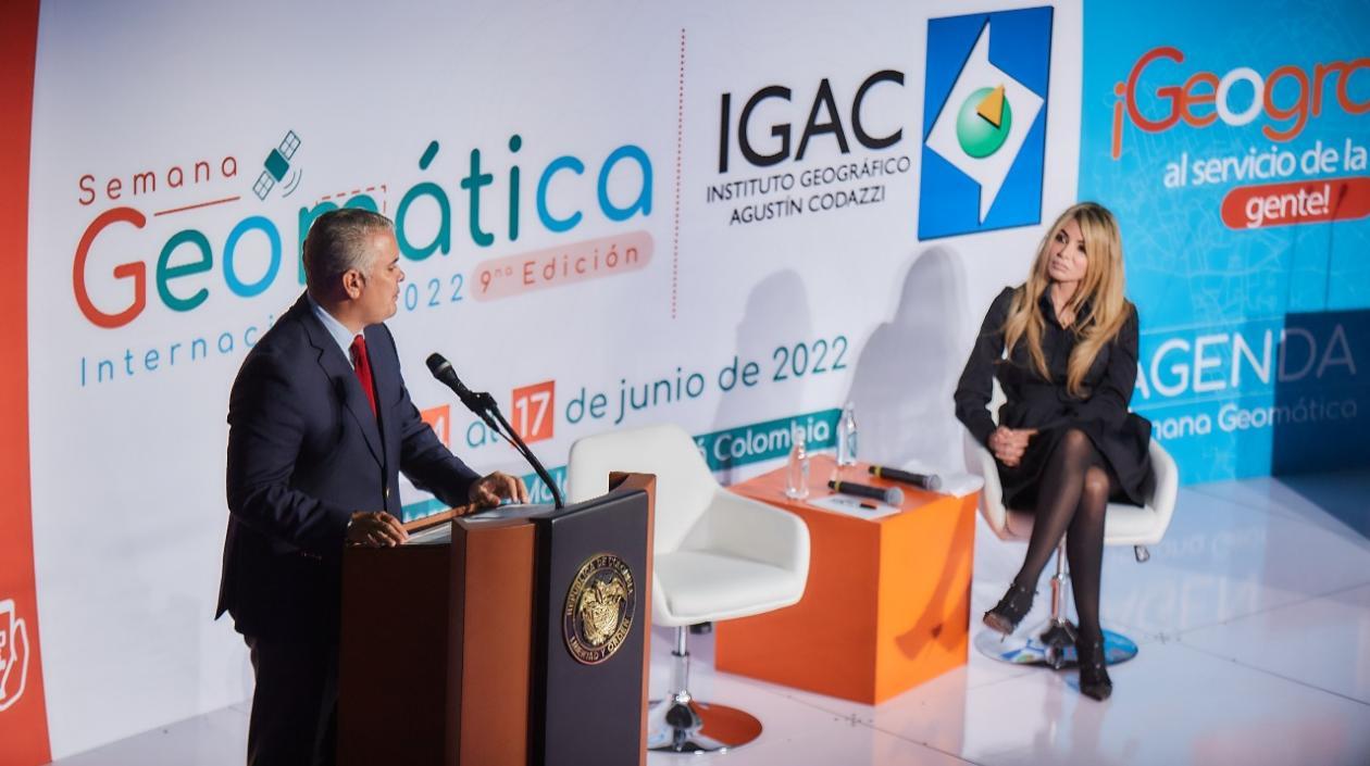 El Presidente Duque y la directora del IGAC, Ana María Aljure.