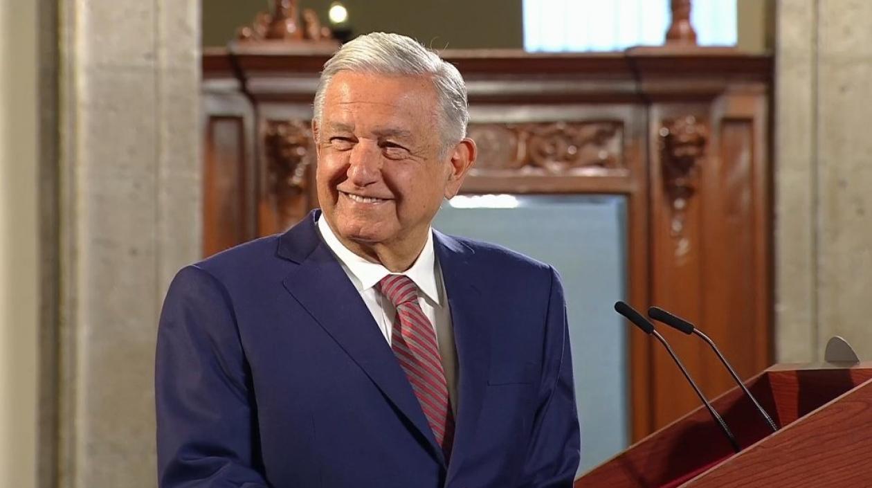 El presidente de México, Andrés Manuel López, sonríe mientras escucha La Pollera Colorá.