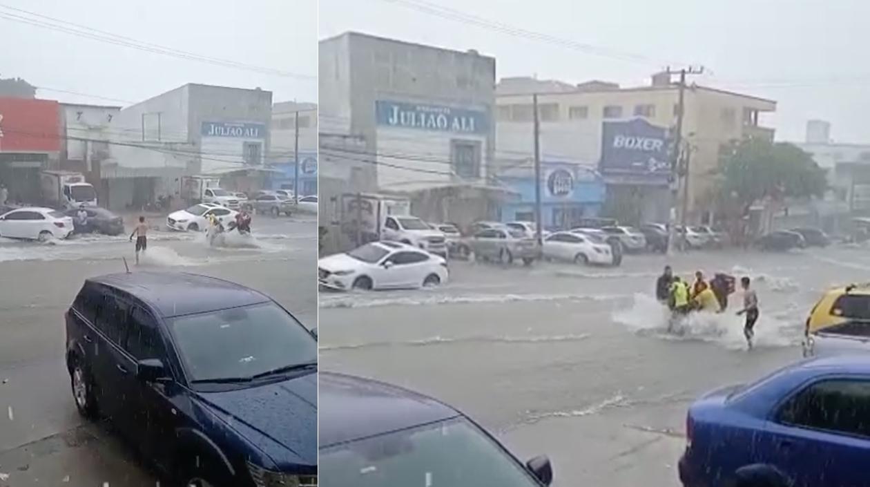 Motociclista en emergencia por fuertes lluvias.