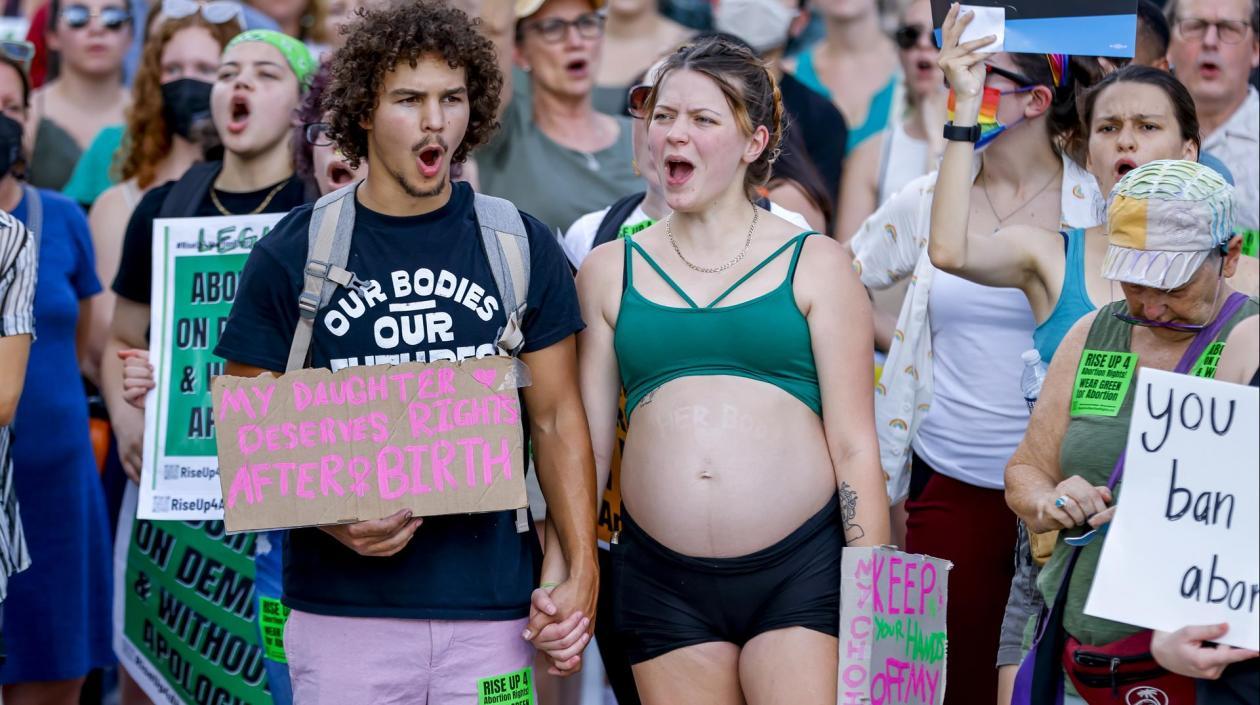 Mia Knighton y su novio Elijah Rudd se sumaron este viernes a las protestas en contra del fallo sobre el aborto en EE.UU.