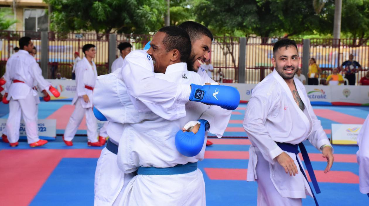 Diego Lenis, Camilo Fernández y Rubén Hernández celebran el oro en karate para Colombia. 