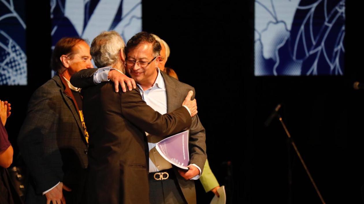 El presidente electo, Gustavo Petro, se abraza con el padre Francisco de Roux, presidente de la Comisión de la Verdad.