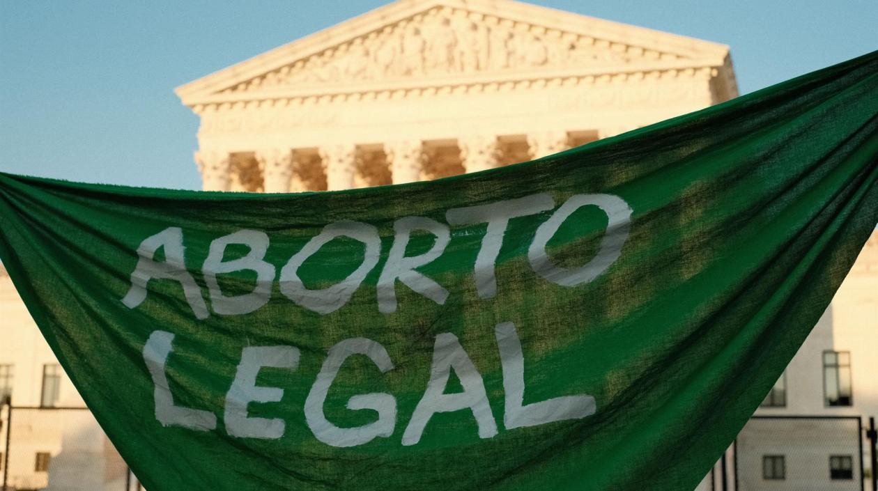 “Aborto legal” se lee en un pasacalle en frente del Tribunal Supremo, en Washington .