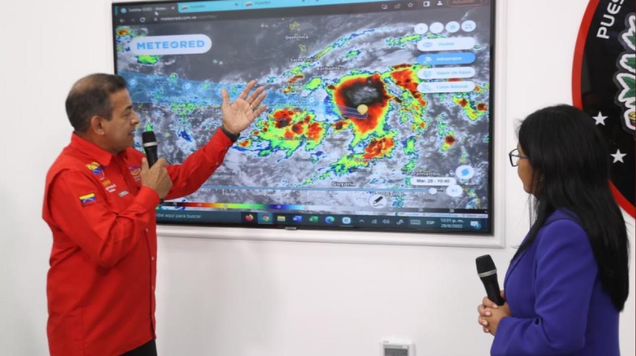 La vicepresidenta Delcy Rodríguez mira el mapa del avance del ciclón tropical dos.