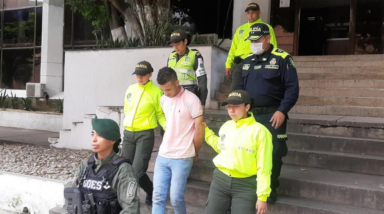 Ricardo Rodríguez Gutiérrez, alias ‘el Menor’, mientras es conducido por las autoridades. 