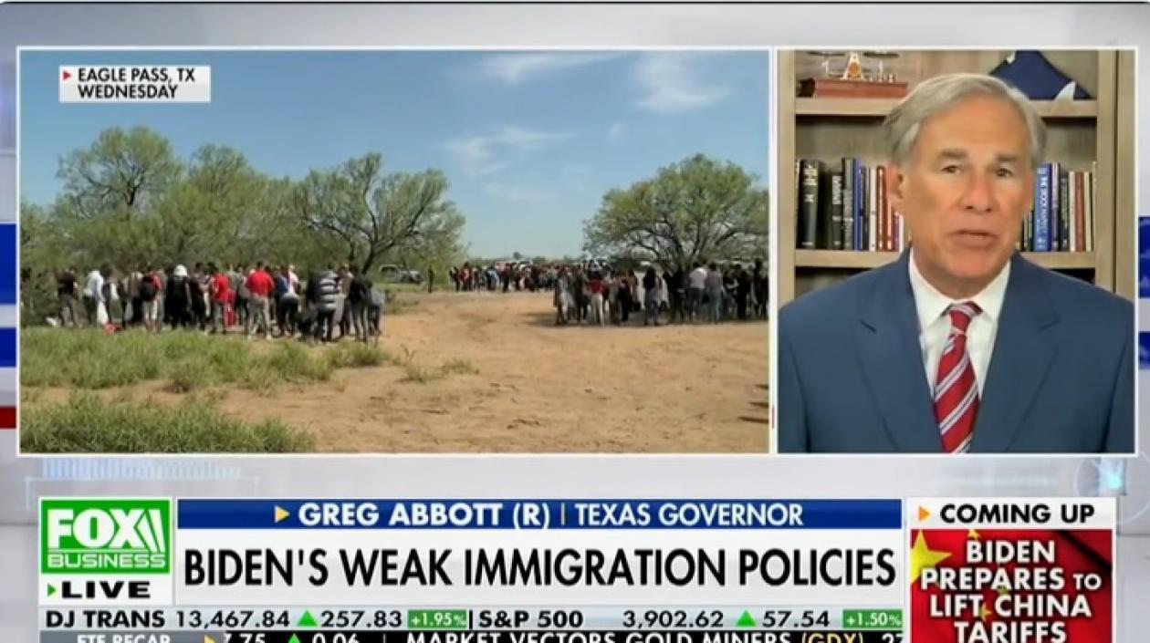 l gobernador de Texas, Greg Abbott, anuncia las nuevas medidas contra migrantes.