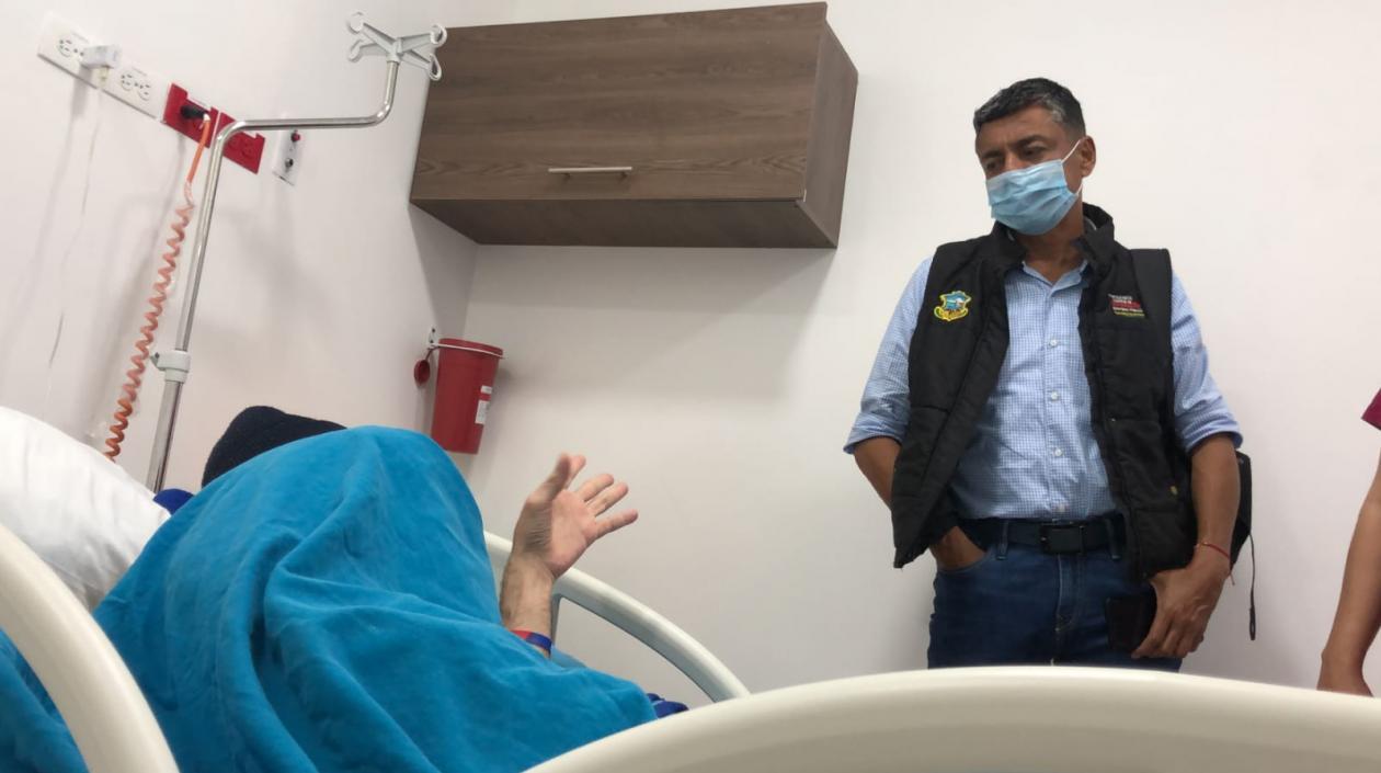 Wilson Llanos Ballesta visitando a una usuaria en una clínica de Barranquilla.