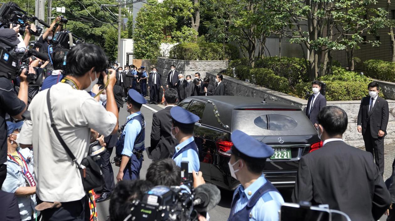 La caravana fúnebre recorrió parte de Tokio hasta el templo budista donde es velado Shinzo Abe.