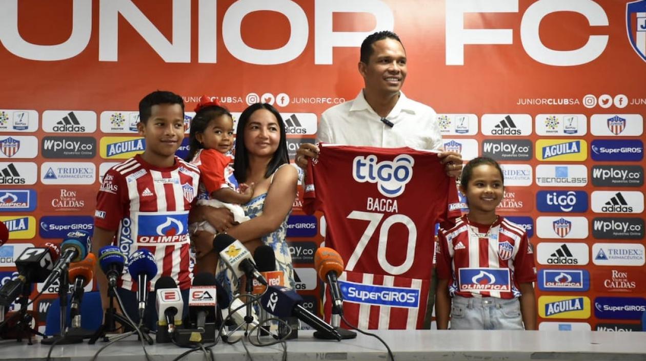 Carlos Bacca, con la camiseta juniorista y acompañado de su familia.