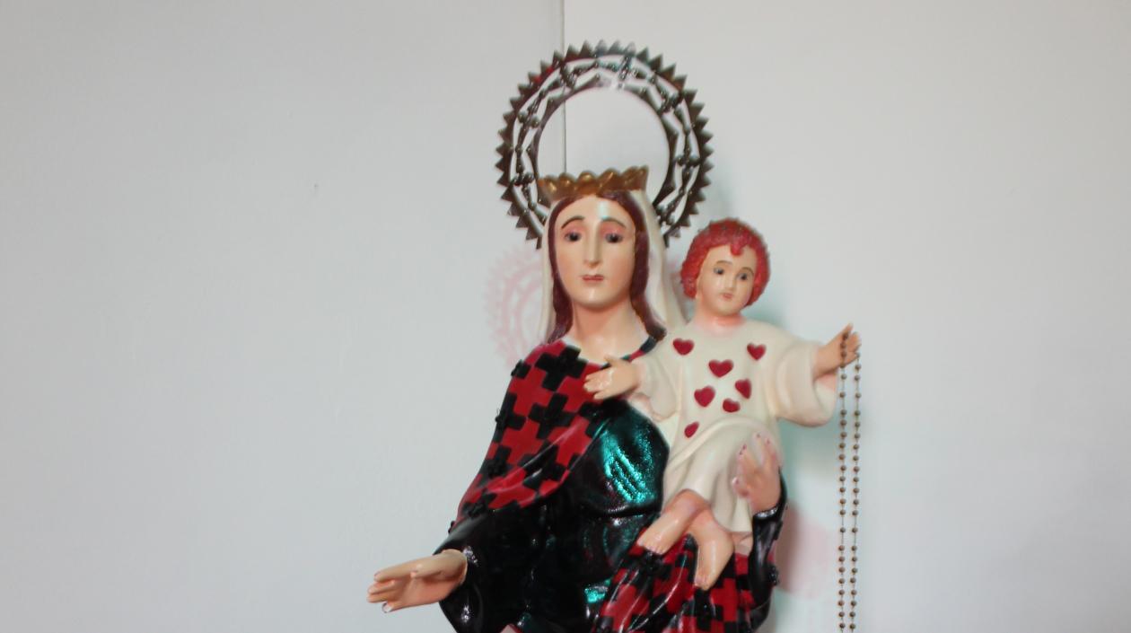 Esta Virgen del Carmen hace parte de la exposición de Carlos González en la Estación del Ferrocarril.