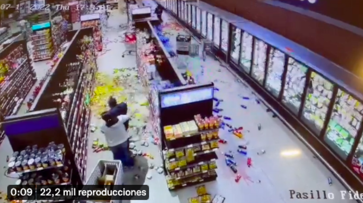 El temblor en el interior de un supermercado de Ecuador.
