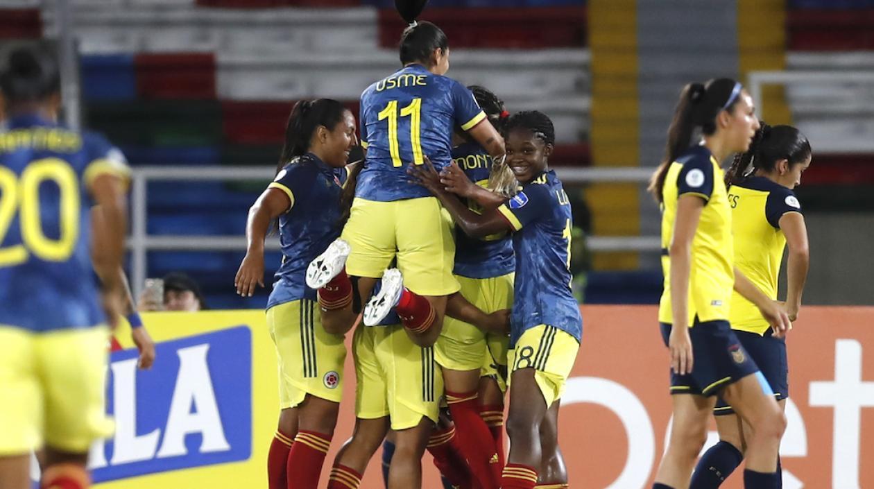 Jugadoras colombianas celebrando el gol anotado por Mayra Ramírez.