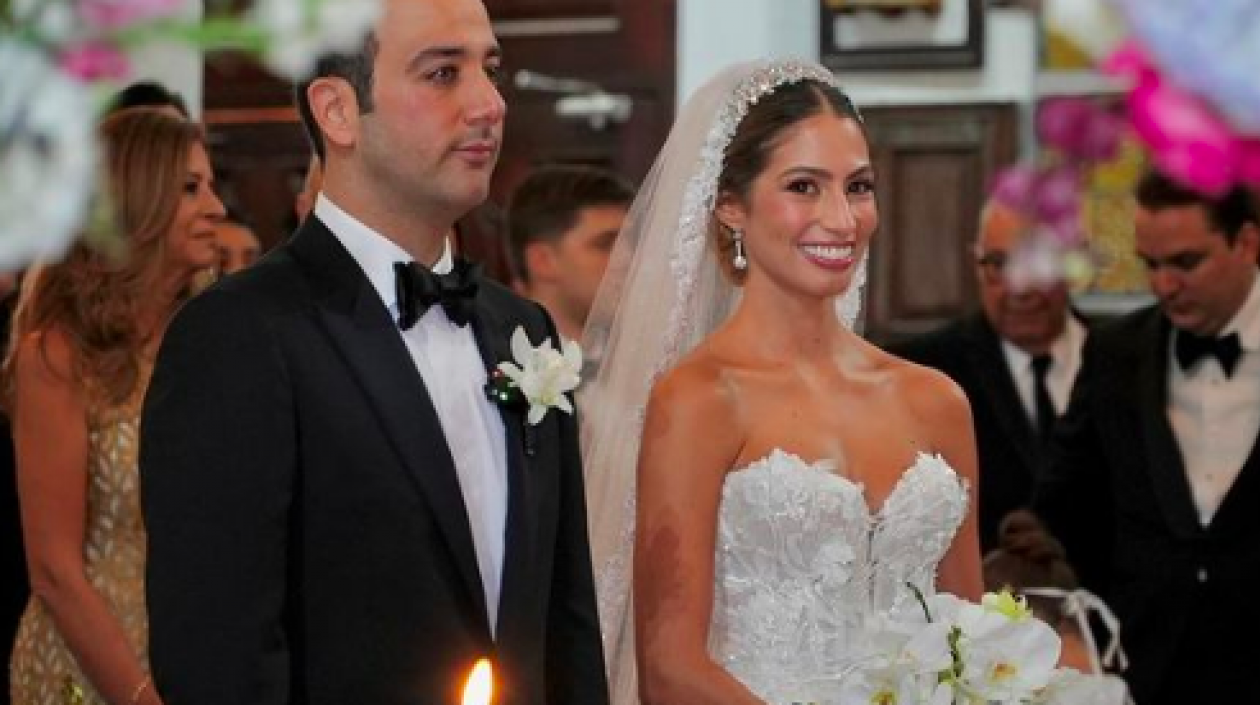 Isabella Chams muy sonriente junto a su novio Ricardo Jaar.