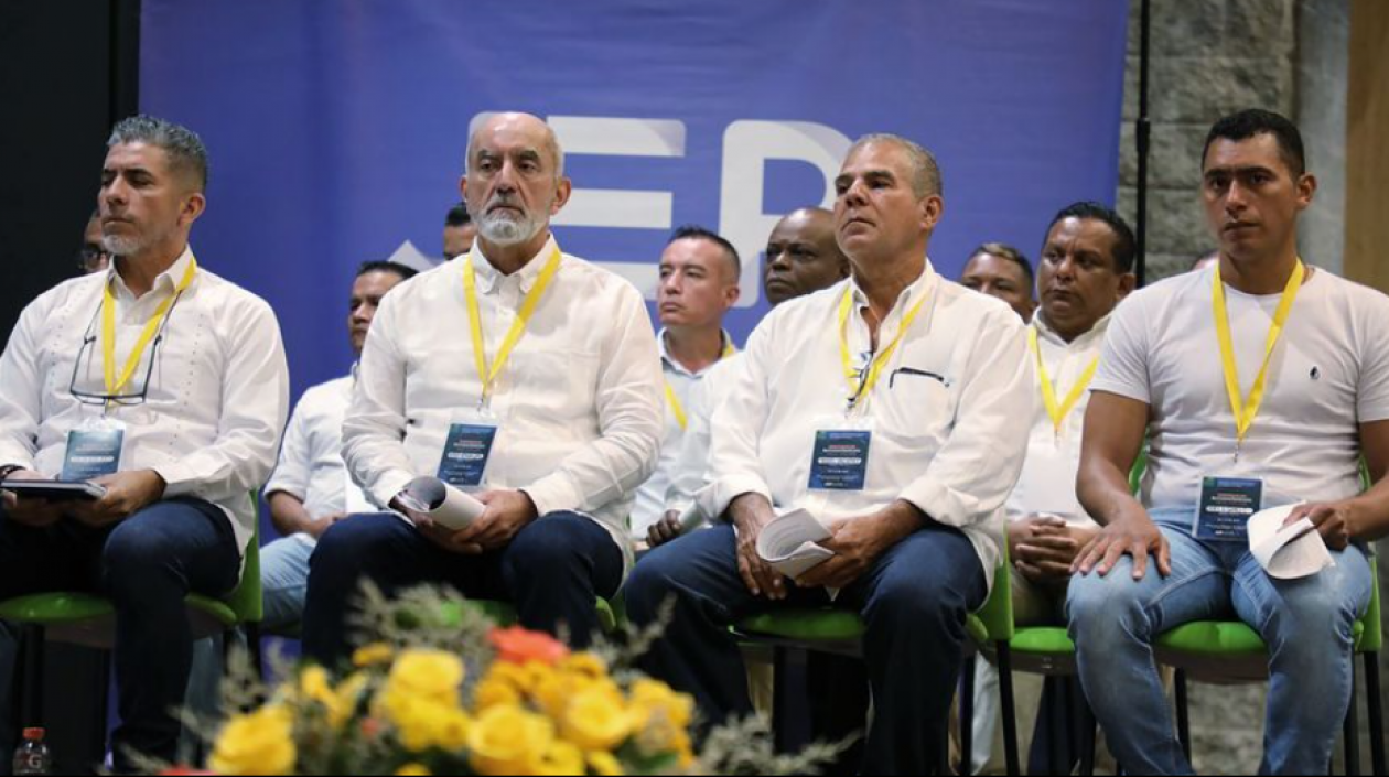 Grupo de exmilitares que asiste a una audiencia pública de reconocimiento como comparecientes procesados por ejecuciones extraoficiales en Valledupar.