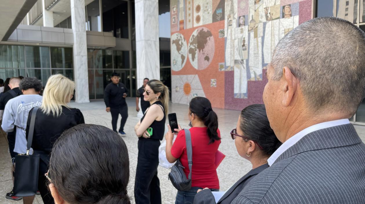 Familia colombiana espera en fila para ingresar a la corte de inmigración en Los Ángeles, California