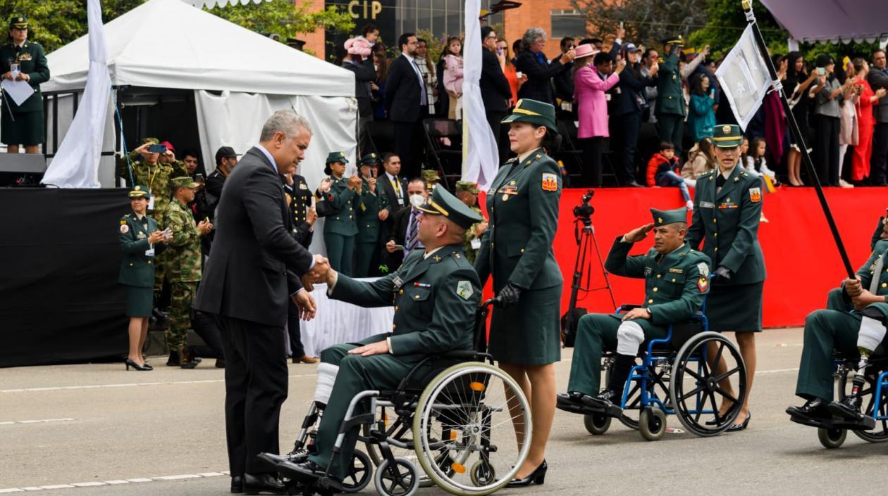 El presidente Duque bajó varias veces  de la tarima para saludar el paso de escuadrones de militares y policías mutilados en misiones.
