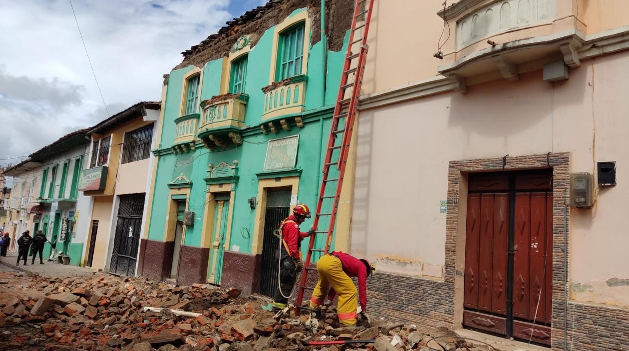 Socorristas trabajan en varias viviendas afectadas en Montúfar, provincia de Carchi (Ecuador) tras el sismo que se presentó este lunes de magnitud 5,2 en la escala de Richter.