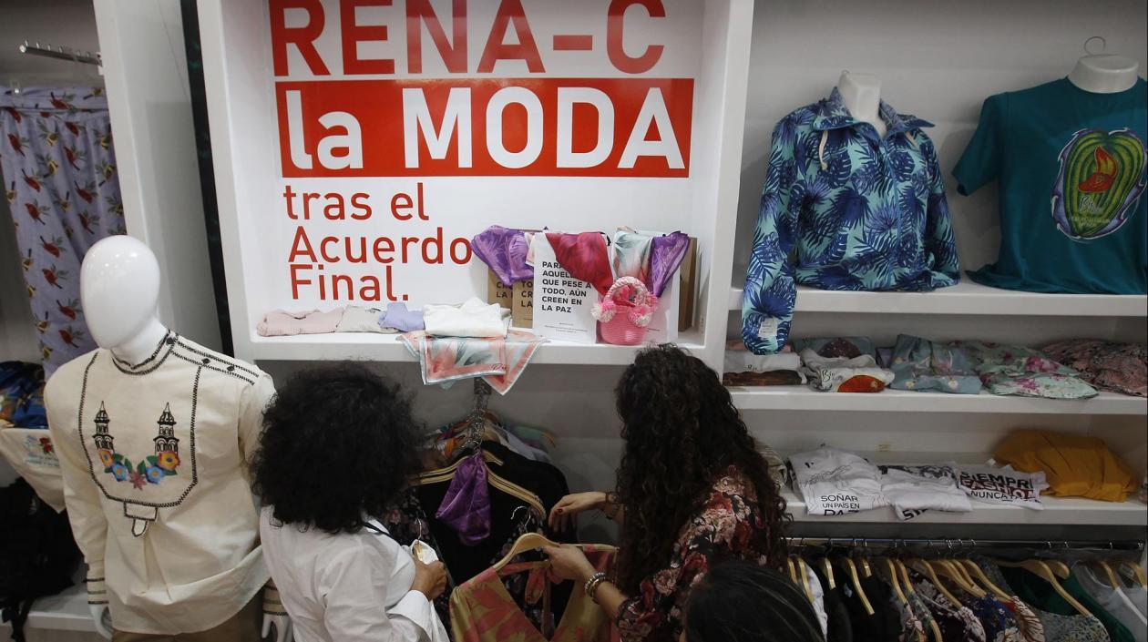 Personas observan ropa en el stand de Rena-C en Colombiatex + Colombiamoda 