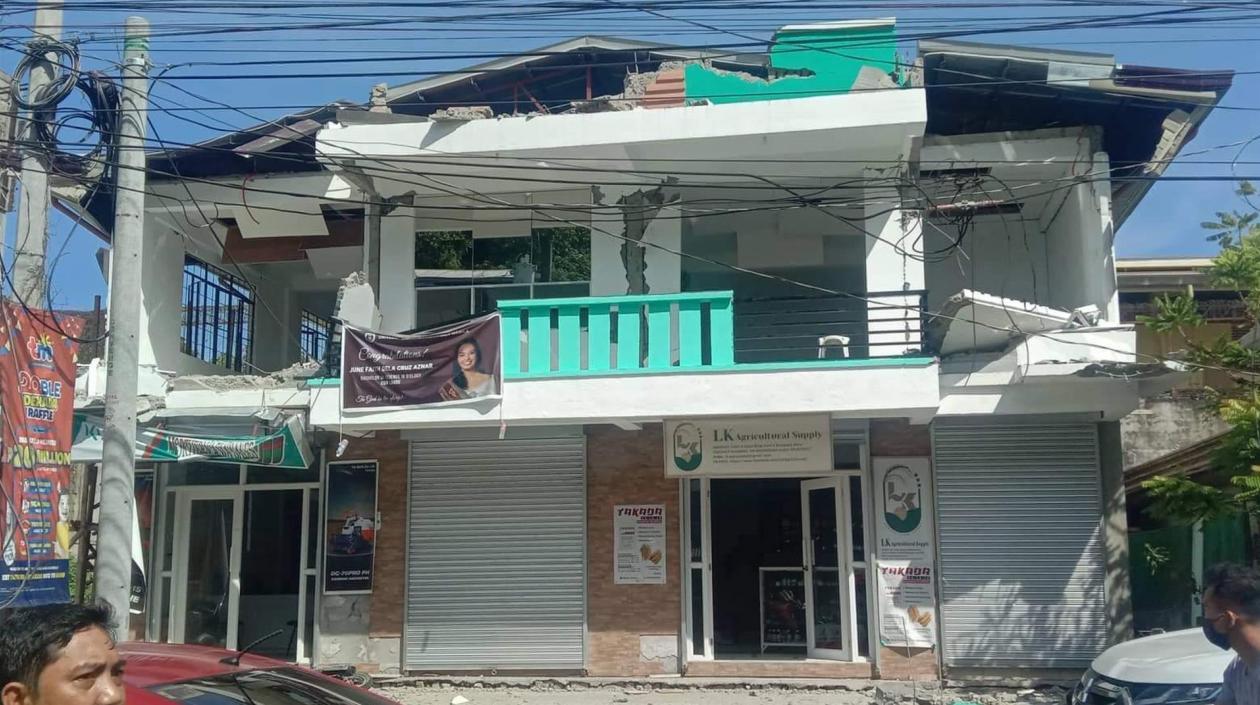 Una casa de dos pisos afectada luego del terremoto de Filipinas.