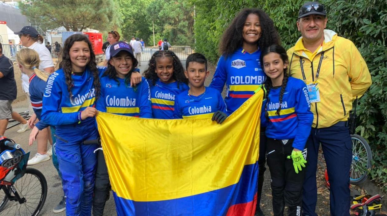 Guadalupe Palacios, con otros corredores colombianos. 