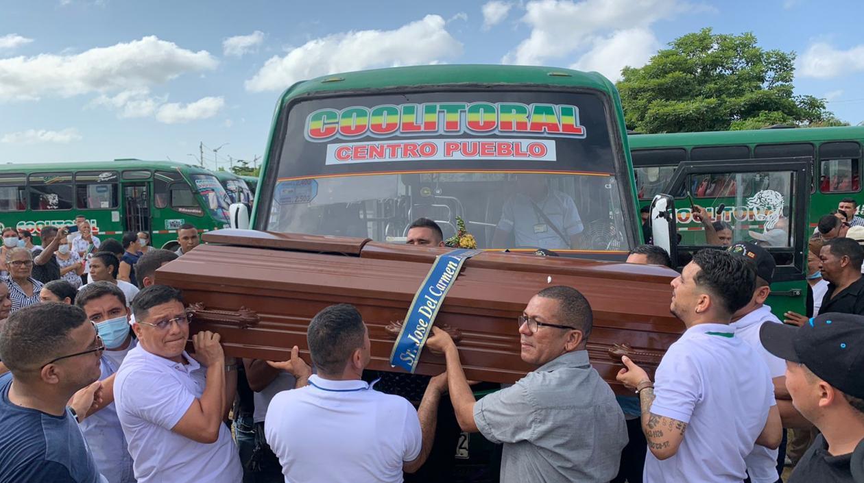 Los compañeros cargaron el ataúd donde iba el cuerpo de José del Carmen Hernández Padilla.