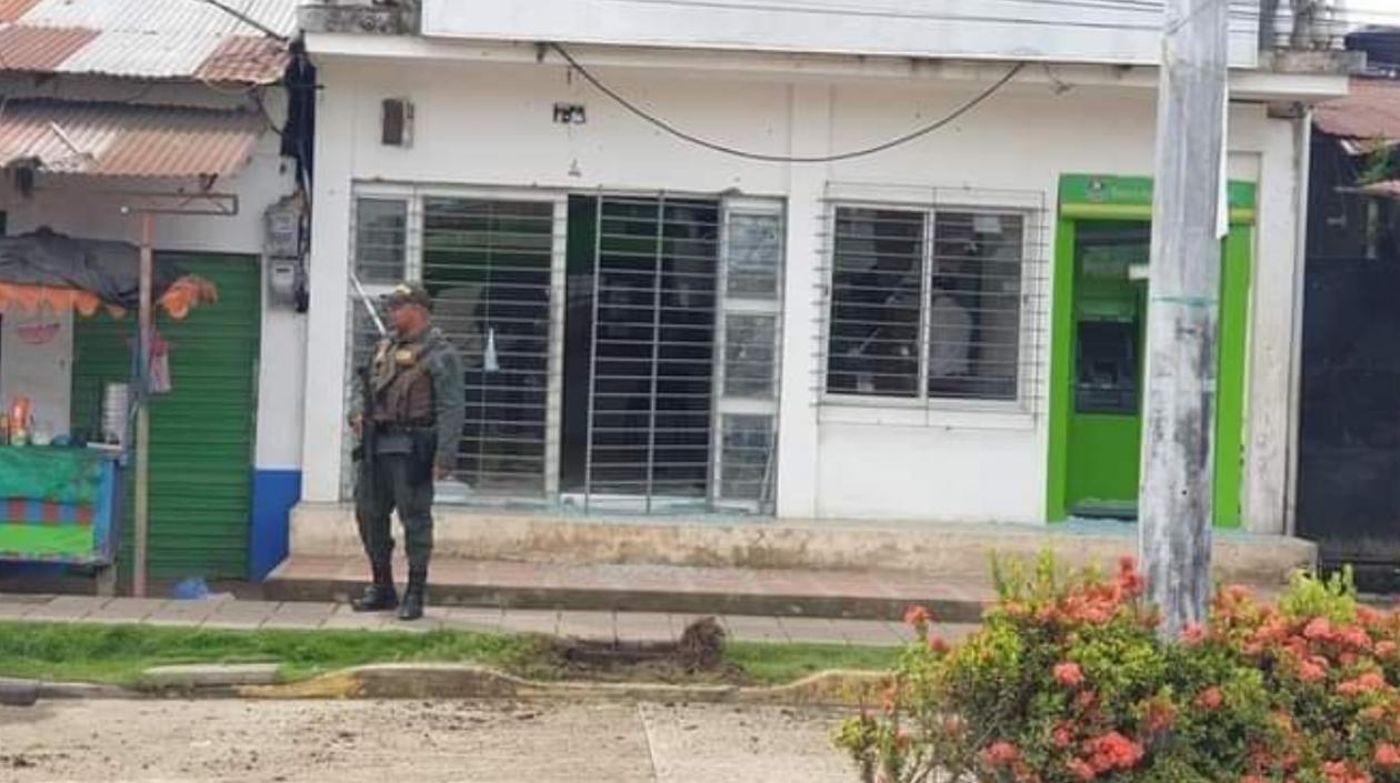 La granada detonó en la puerta del Banco Agrario de Guaranda.