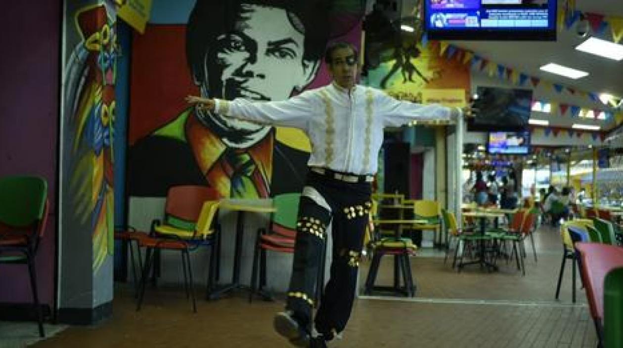 Michi Bogaloo, uno de los más reconocidos bailadores de salsa de Barranquilla.