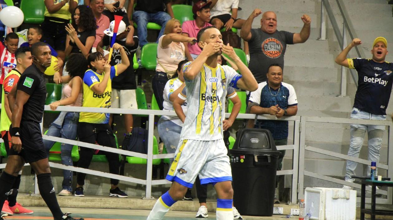 Brayan Güette celebra uno de sus goles. 