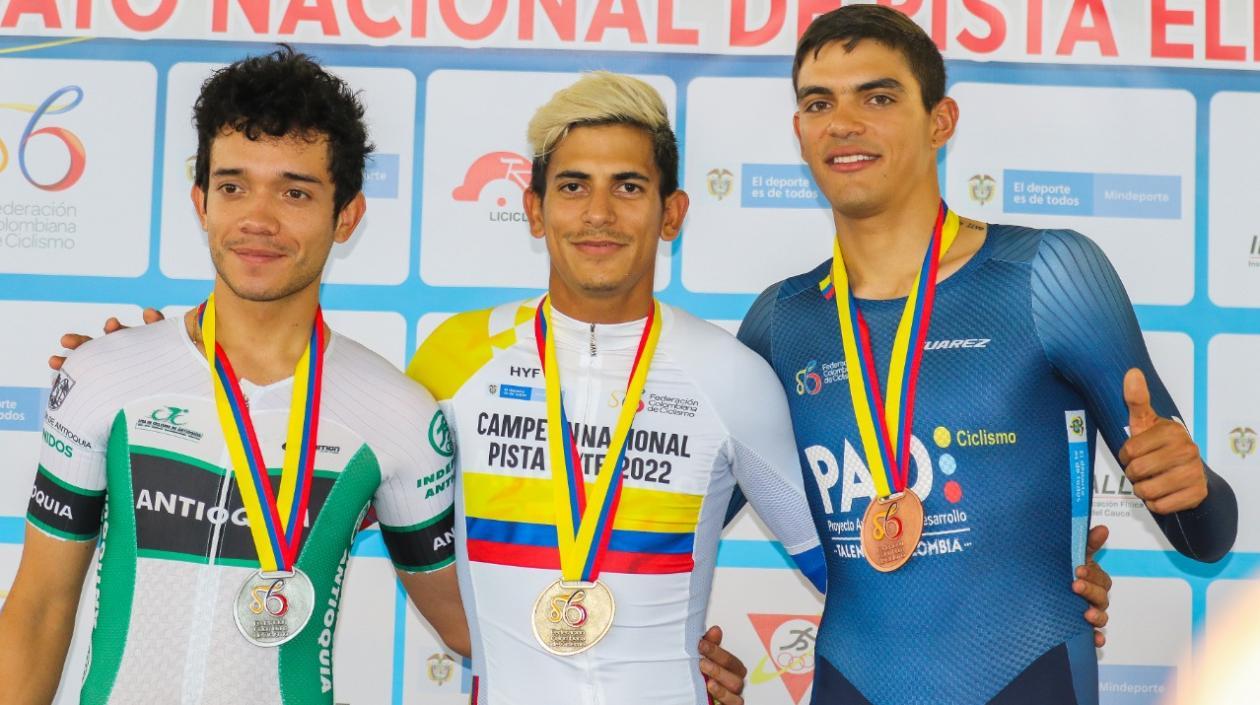 Nelson Soto, ciclista barranquillero, con la medalla de oro. 