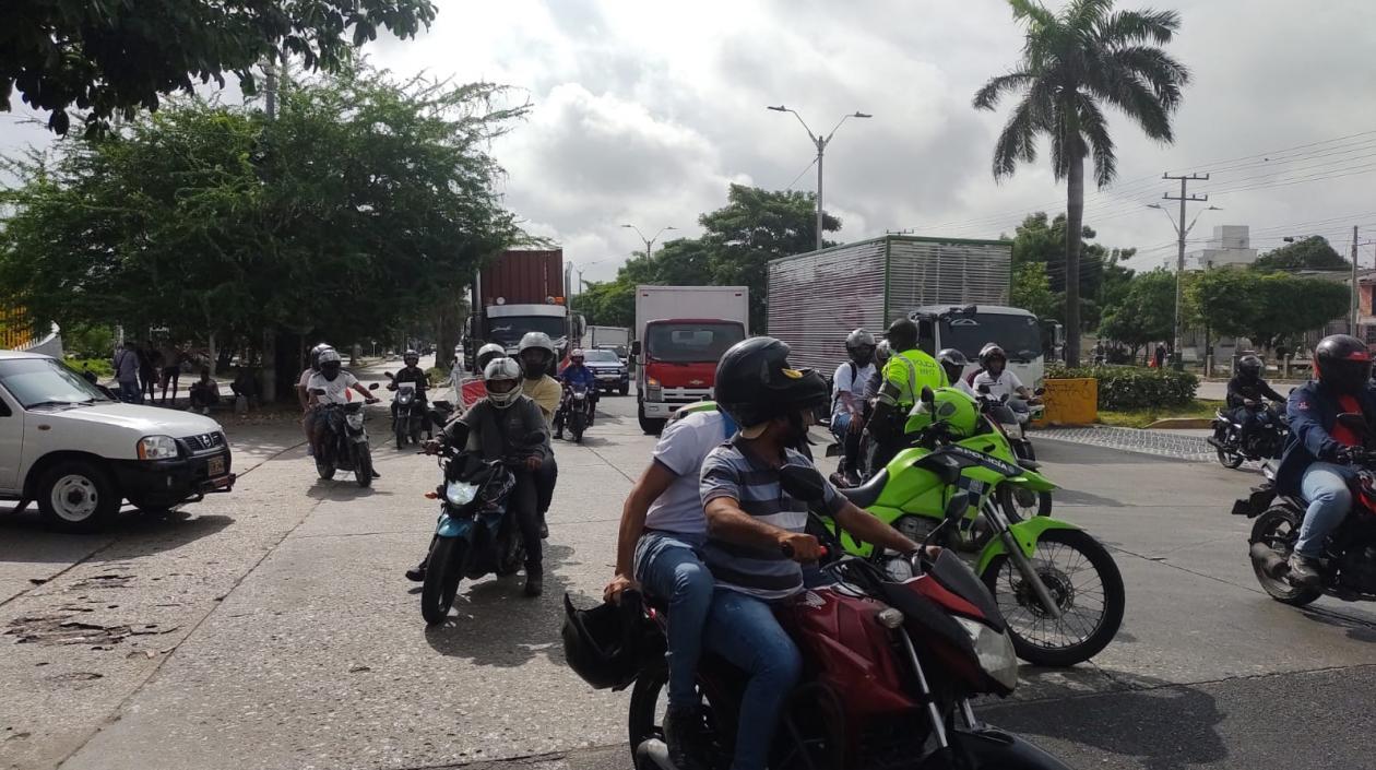Mototaxistas auxilian a usuarios por bloqueo de conductores de buses a la vía Circunvalar