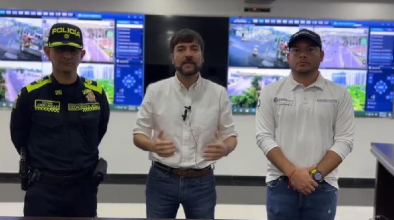 El Alcalde Jaime Pumarejo junto al Coronel Jorge Urquijo, Comandante de la Policía Metropolitana, y Nelson Patrón, Jefe de la Oficina Para la Seguridad y Convivencia Ciudadana