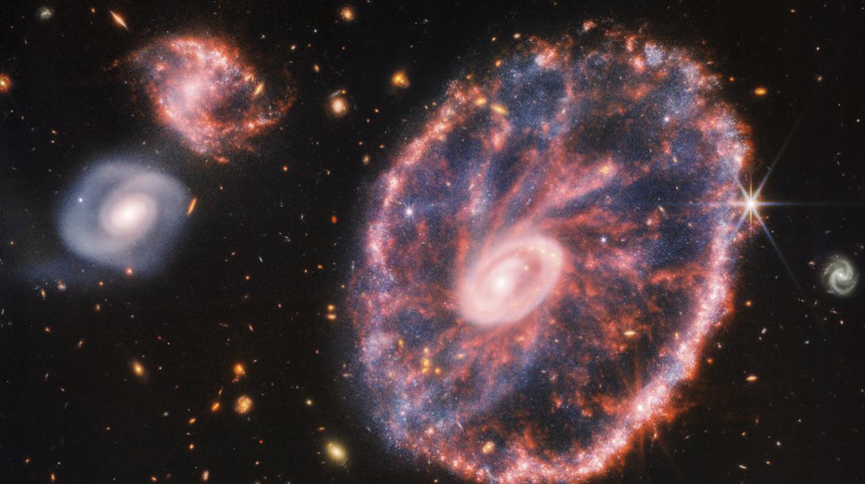 La potente mirada infrarroja del telescopio James Webb ha logrado una instantánea detallada de 'rueda de carro'.