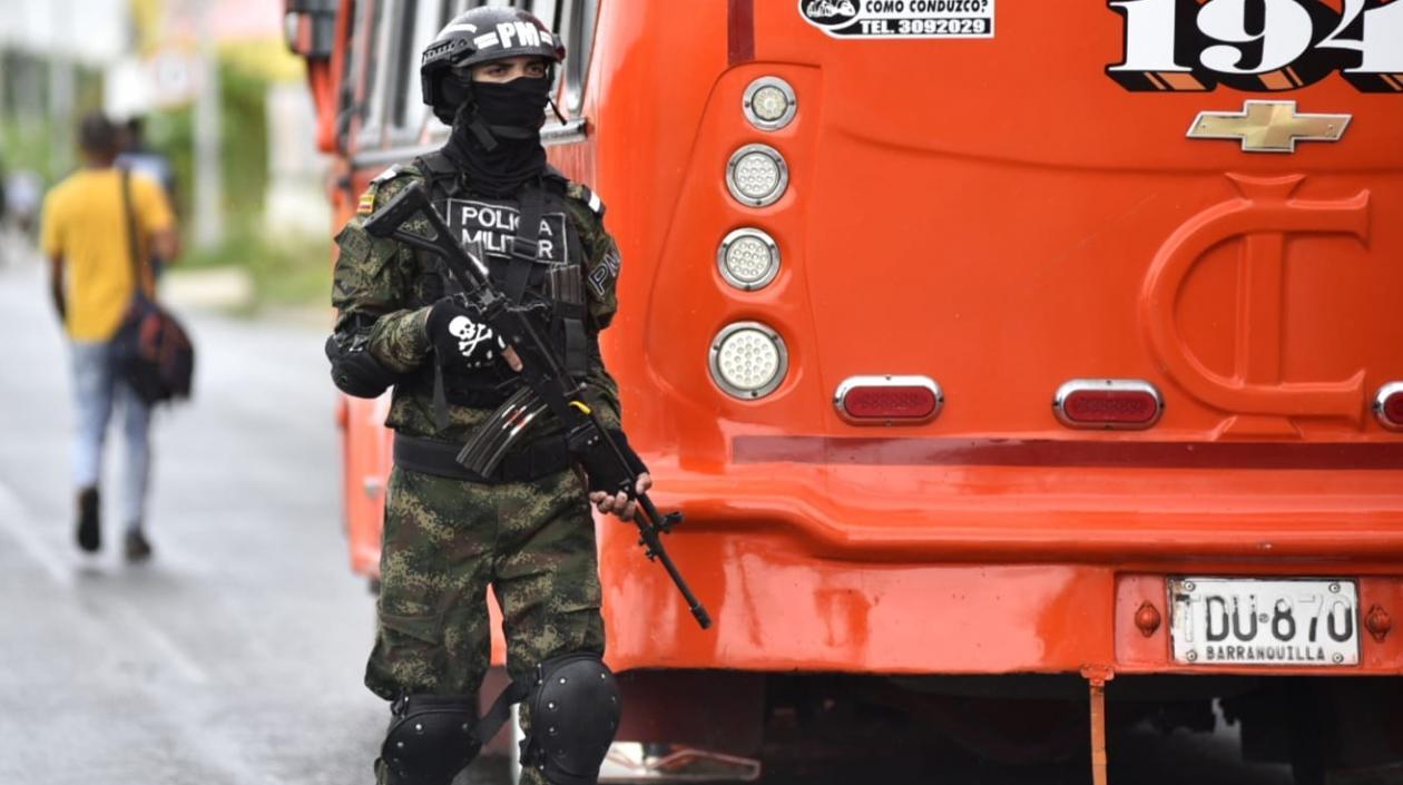 El Ejército y Policía custodian rutas de buses en Barranquilla por asesinato de conductores en el último mes