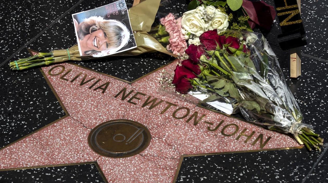 Flores a Olivia Newton-John en el lugar que ocupa en el Paseo de la Fama de Hollywood.
