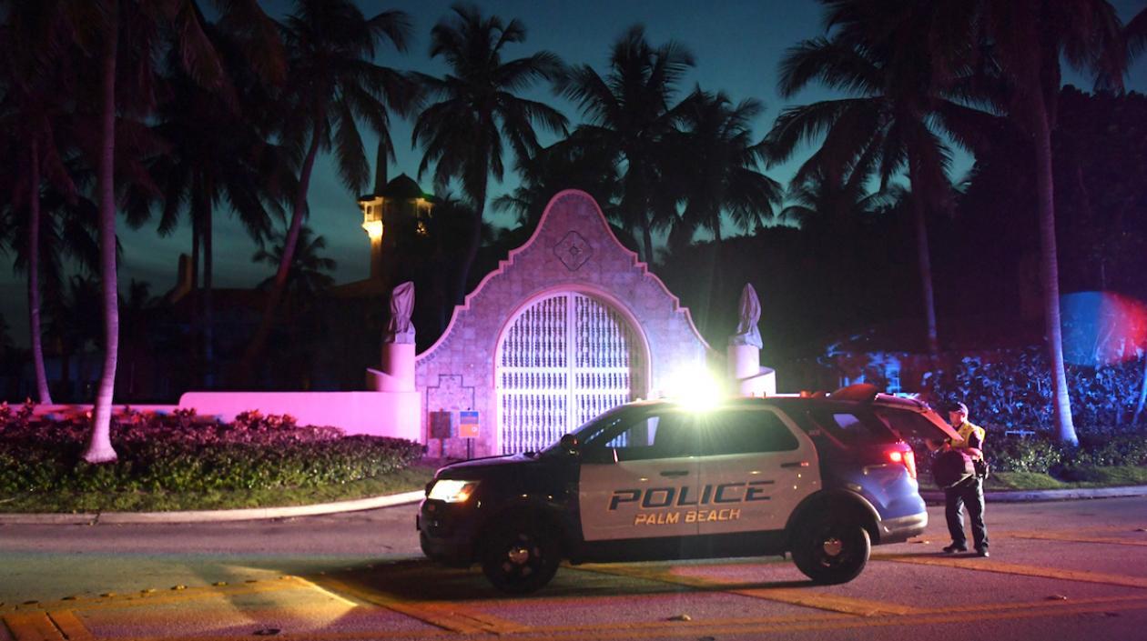 Las autoridades rodeando la mansión de Donald Trump en Florida.