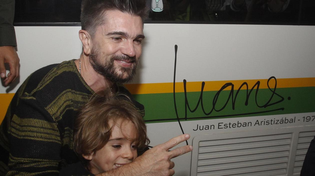 Juan Esteban Aristibázal, Juanes, cumple 50 años de vida.
