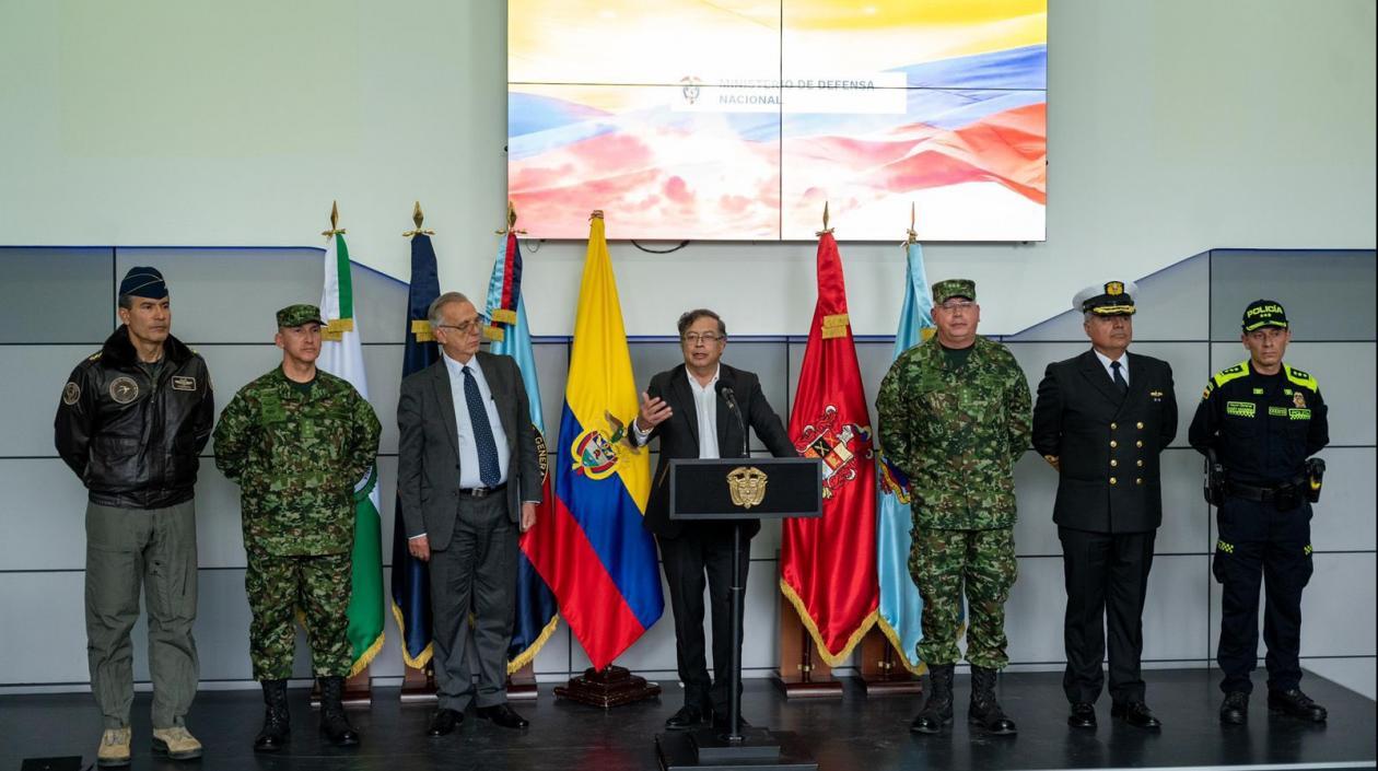 El Presidente Gustavo Petro con algunos de los oficiales que integran la nueva cúpula militar.