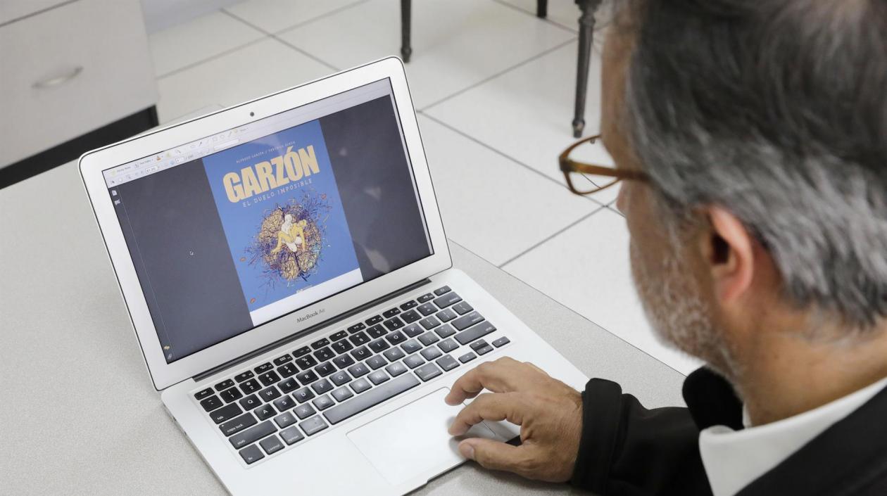 El dibujante y caricaturista Alfredo Garzón muestra apartes del proyecto. 