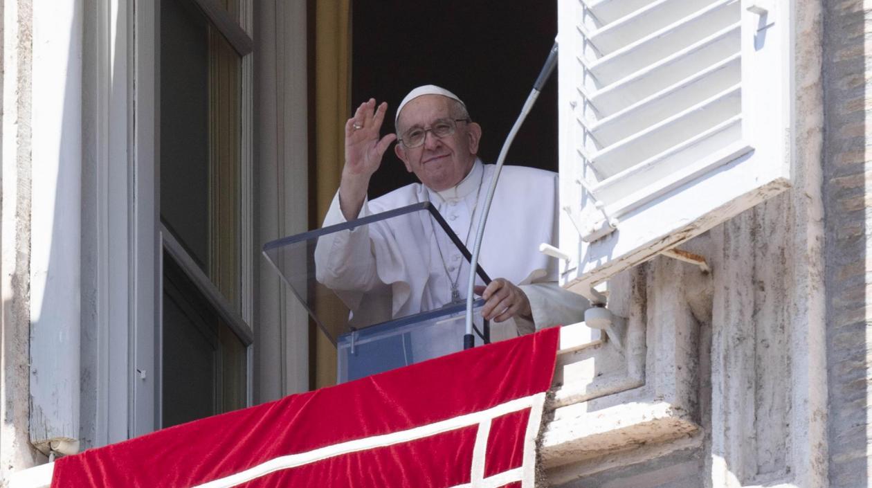 El Papa Francisco sonríe desde su ventana en la Plaza de San Pedro,
