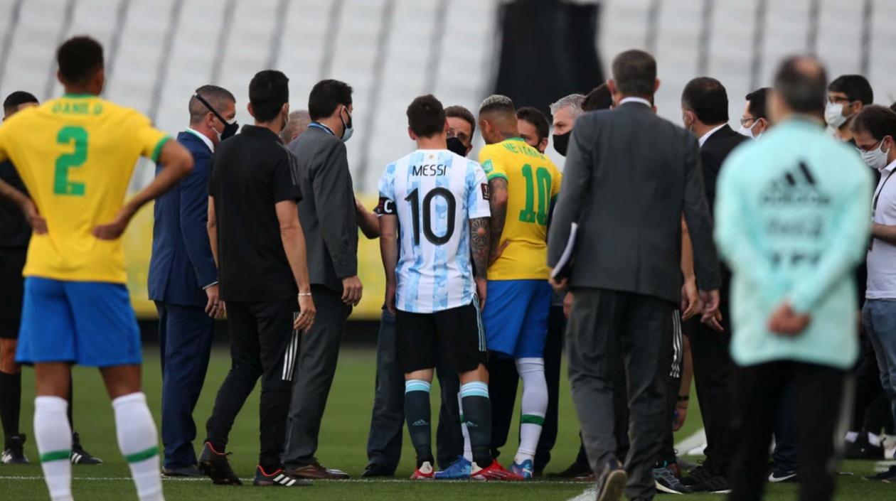 Lionel Messi y Neymar dialogan con un delegado. 
