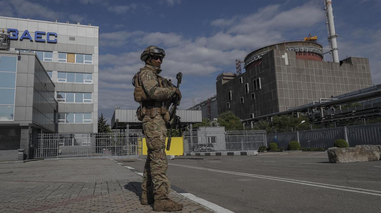 Soldado custodia la central nuclear de Zaporiyia.