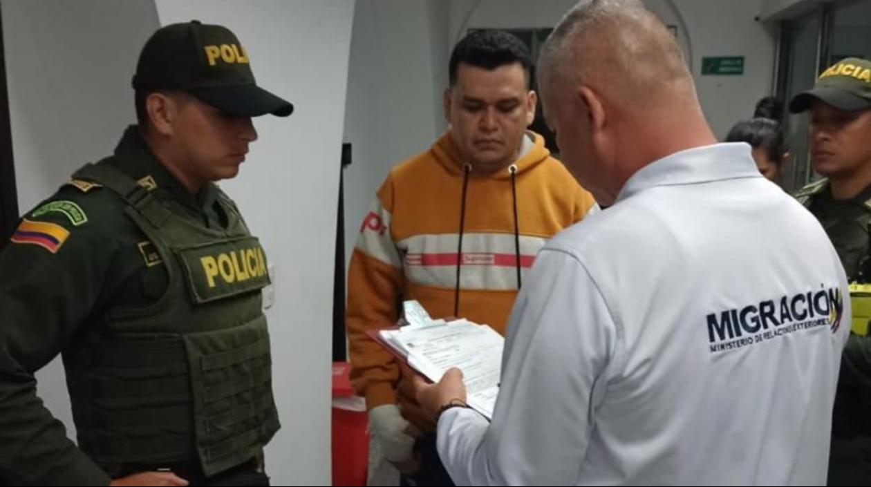Digno Palomino ante personal de Migración Colombia y de la Policía Nacional. 