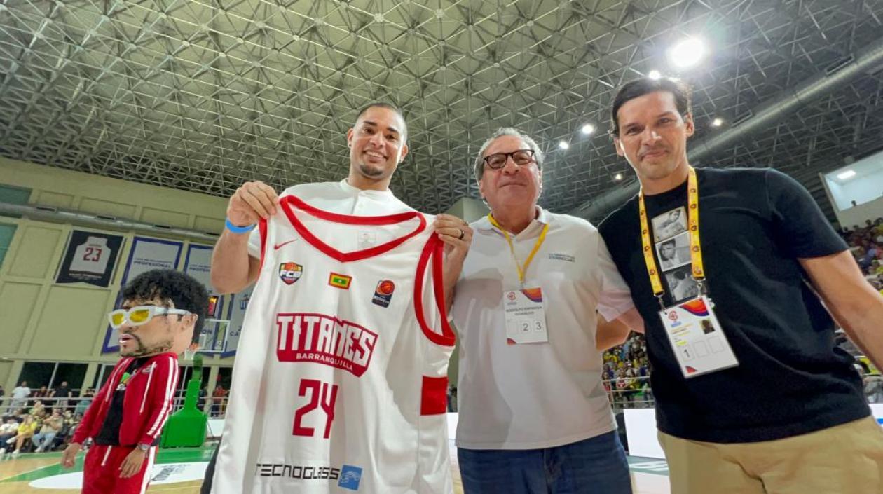 Jonathan Rodríguez, Rodolfo Espinosa y Alberto Caparroso, con la nueva camiseta de Titanes.